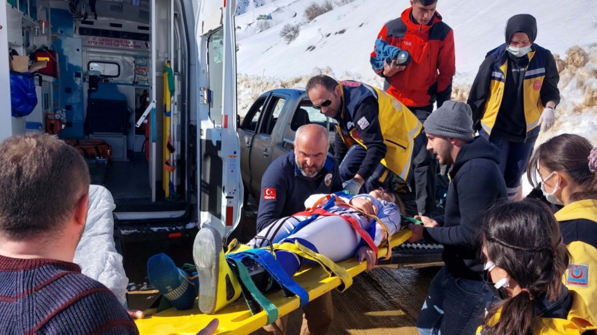 Rize'de sakatlanan kayakçıyı kamyonet kasasında taşıdılar