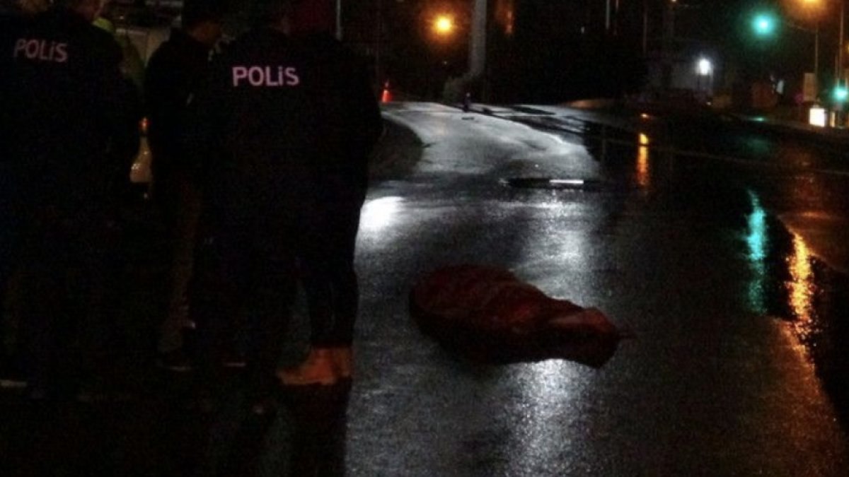 İzmir'de otomobilin çarptığı yaya, metrelerce sürüklenerek can verdi