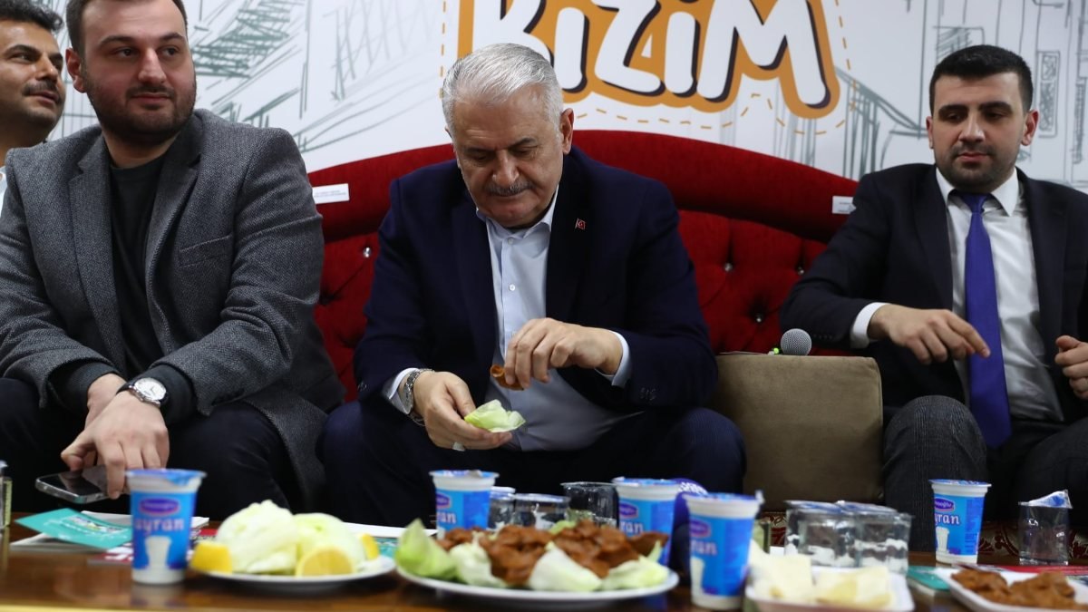 Binali Yıldırım Sıra Gecesi’nde gençlerle buluştu