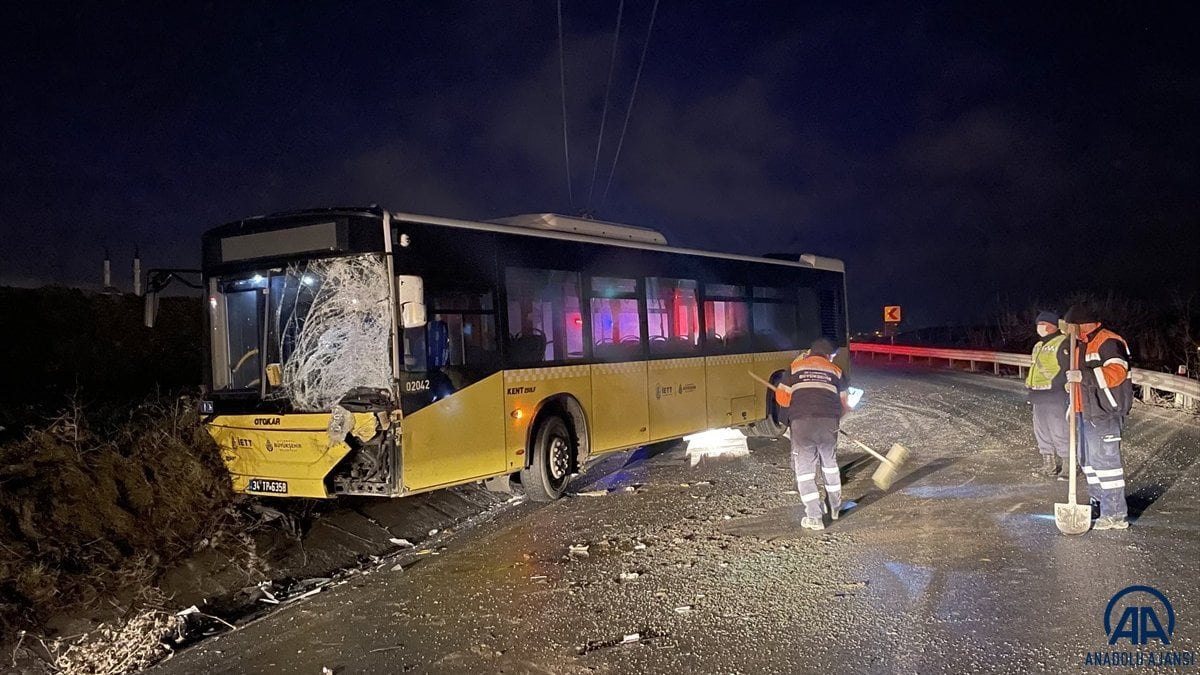 Arnavutköy'de İETT otobüsüyle servis aracı çarpıştı: 3 yaralı