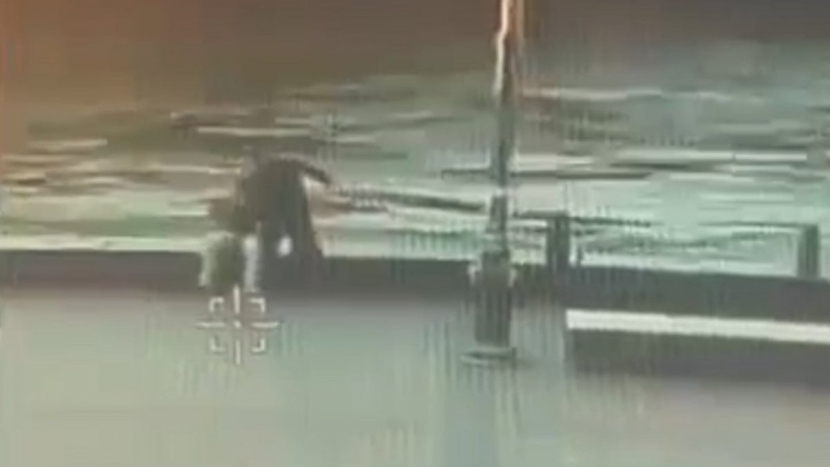 Eminönü'nde sahilde oturan işçiyi denize atan adam hakim karşısına çıktı