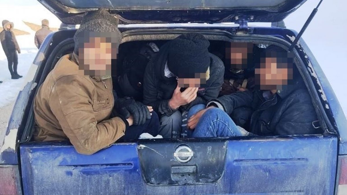 Van’da bir kamyonetten 18 kaçak göçmen çıktı