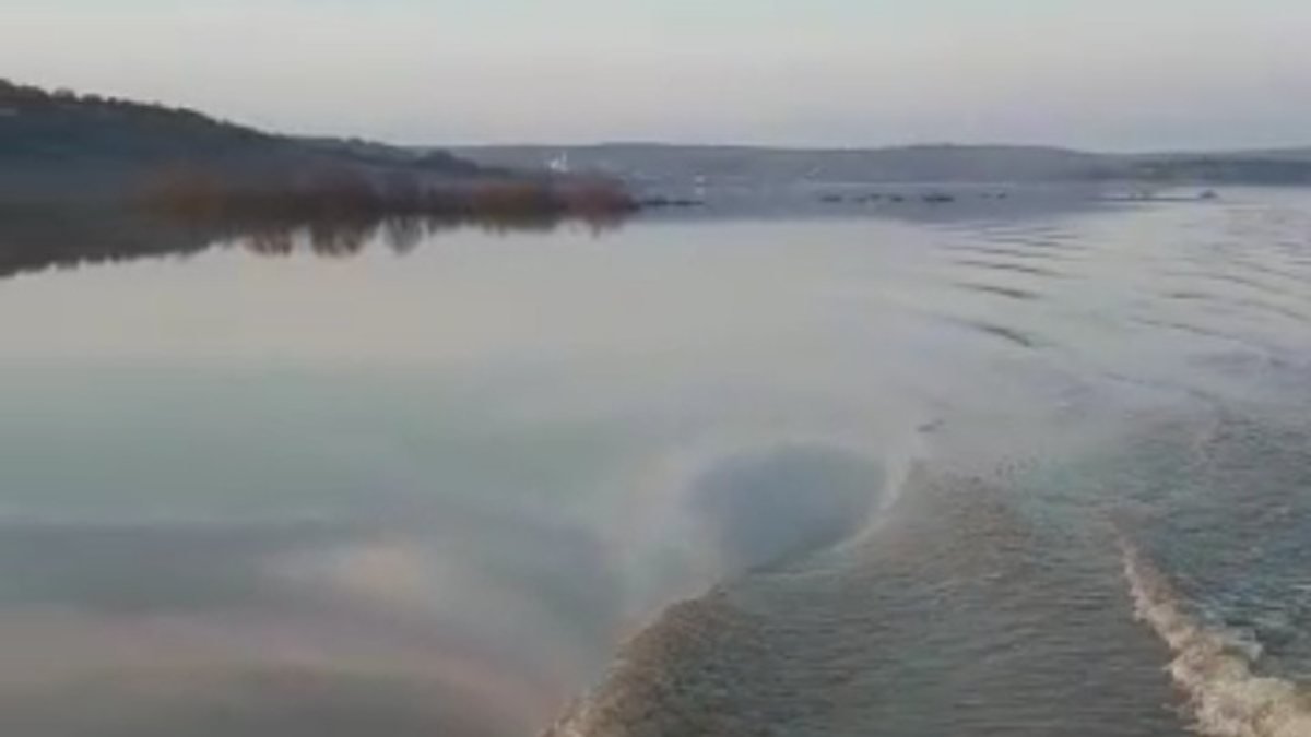 Edirne'de taşan nehir tarıma zarar verdi: Arazide kayıkla geziliyor