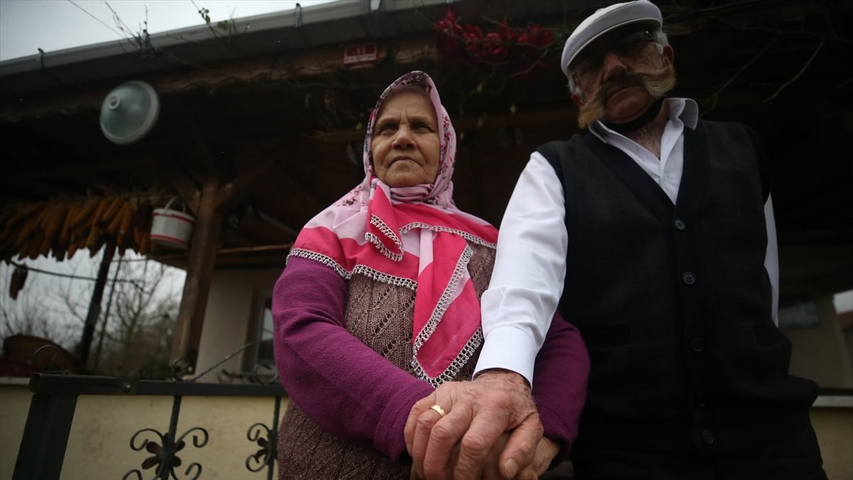 Düzce'de hastalıktan gözlerini kaybeden eşine sevgisiyle ışık oldu