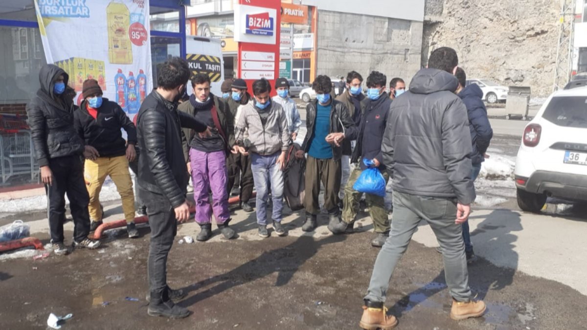 Kars'ta sahte yol izin belgeli 15 kaçak göçmen yakalandı