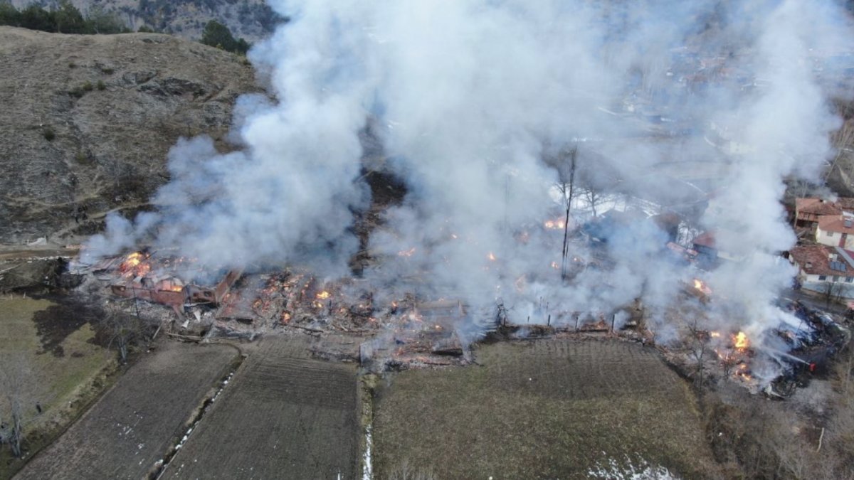 Kastamonu'da 15 köy evi yandı