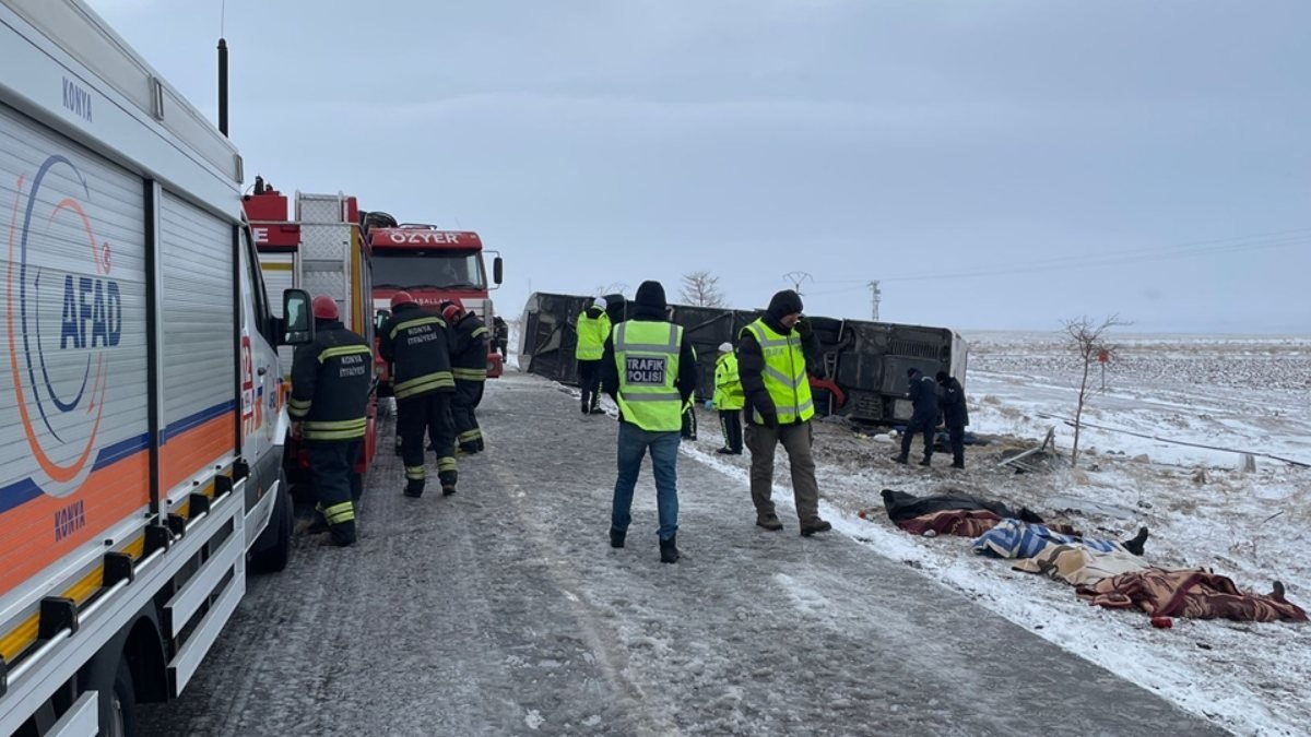 Konya'da tur otobüsü devrildi: Ölü ve yaralılar var