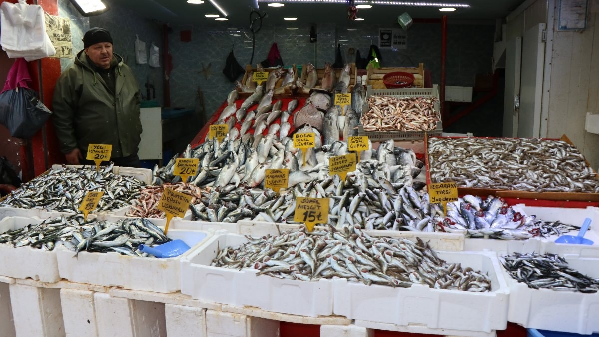 Samsun'da balık satıcıya ucuz alıcıya pahalı geliyor