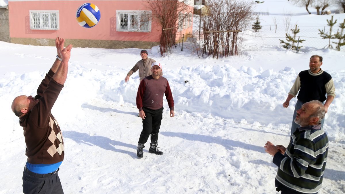 Gümüşhane'de 30 yıllık gelenek: Kar voleybolu