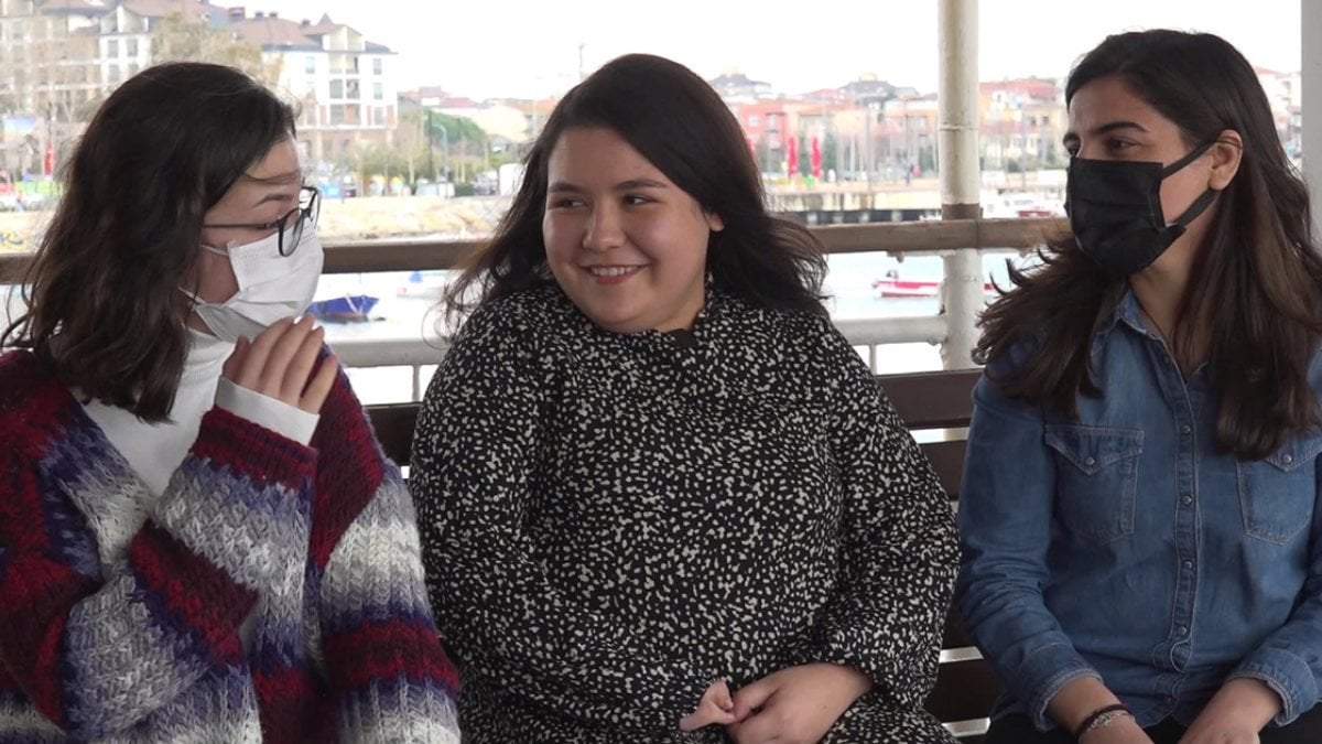 İstanbul'da doğuştan beş parmağı olmayan Zeynep, bağlama çalmayı öğrendi