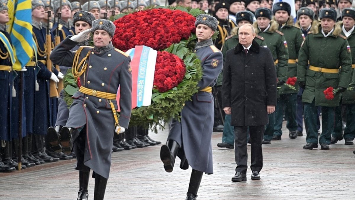 Putin 'Vatan Savunucuları Günü' nedeniyle Meçhul Asker Anıtı'na çelenk bıraktı