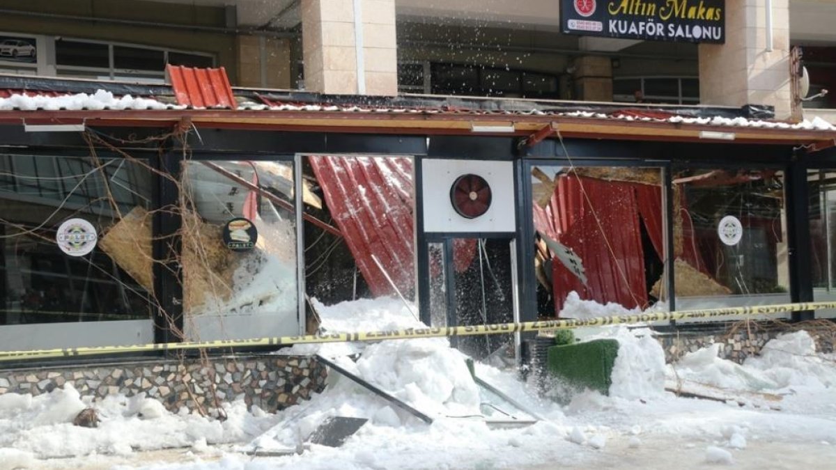 Bitlis'te kafenin üzerine düşen kar 1 kişiyi yaraladı