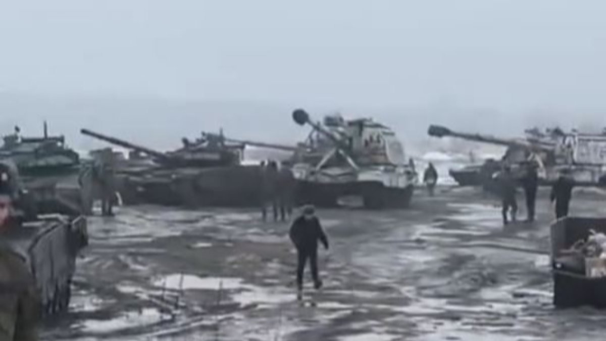 Rus zırhlı birlikler, Ukrayna sınırı yakınlarında görüntülendi