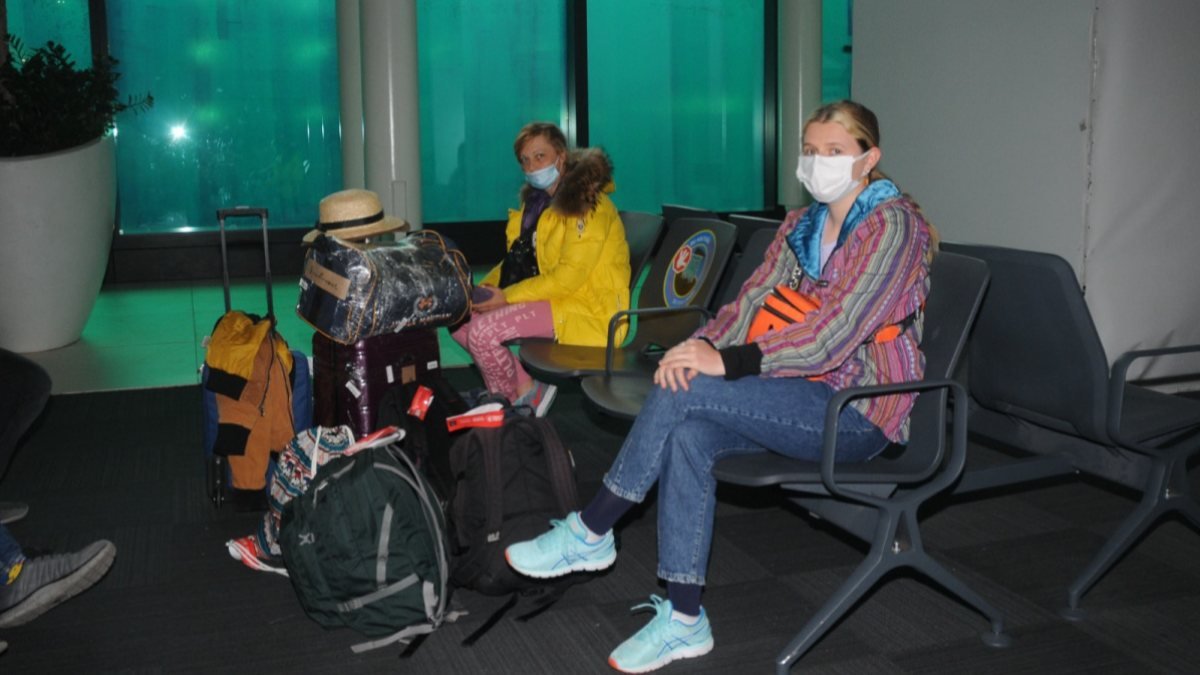 Ukraynalı yolcular, uçuşlar iptal olunca İstanbul Havalimanı'nda kaldı