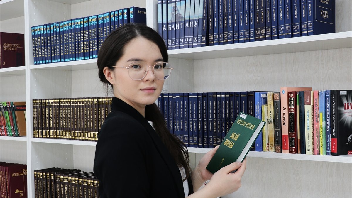 Kazakistan'da her yaştan okur kitlesi bulunan roman: Abay Yolu