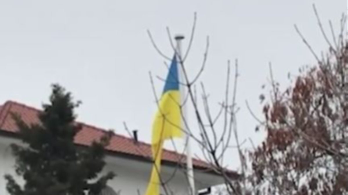 İngiltere'nin Ankara Büyükelçiliği, Ukrayna bayrağı astı
