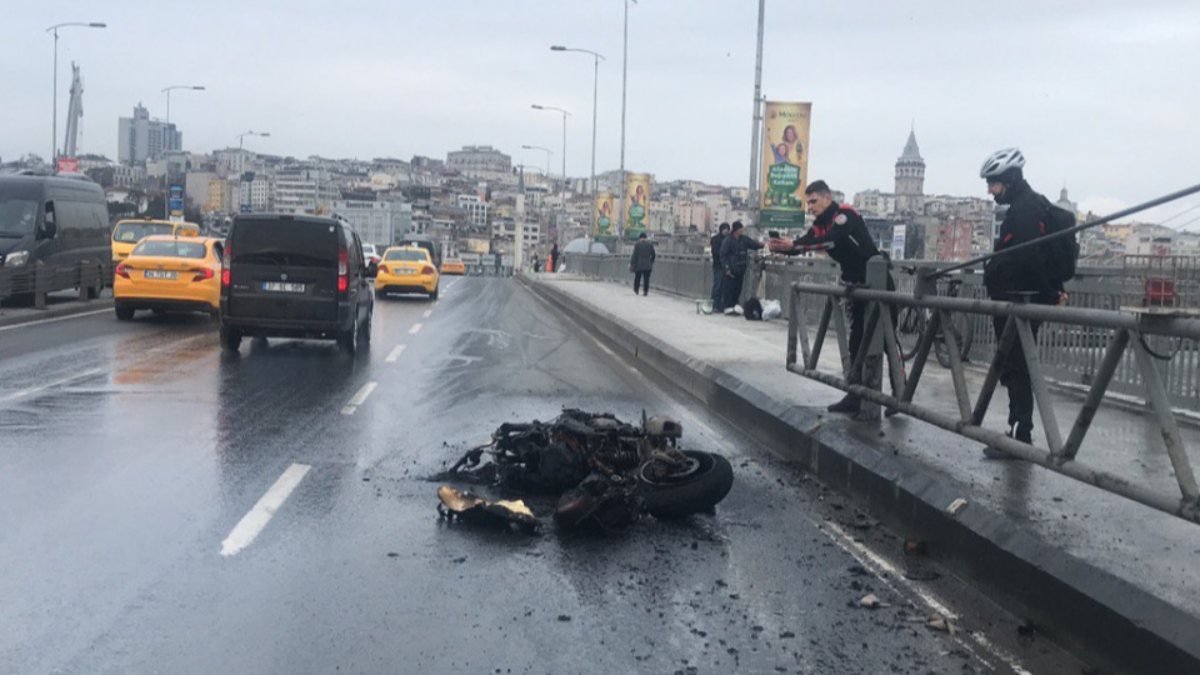İstanbul'da kaza yapan motosiklet alevler içinde yandı