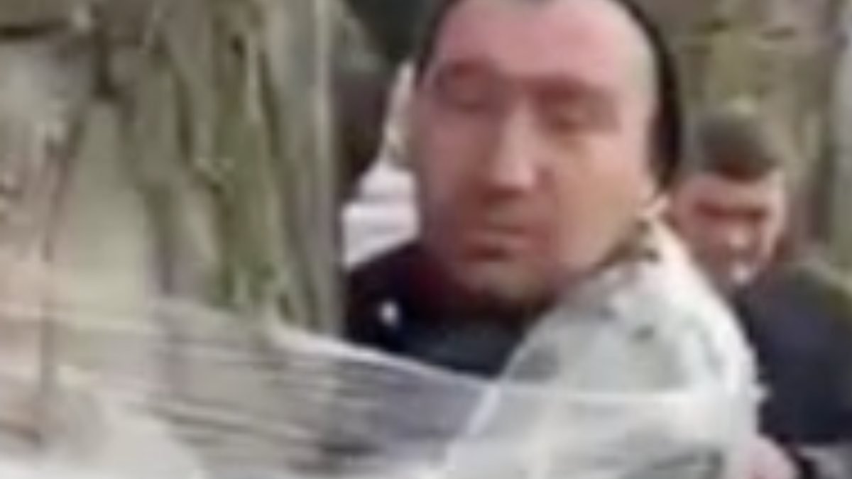 Ukraynalılar Rus vatandaşını streç filmle ağaca bağladı