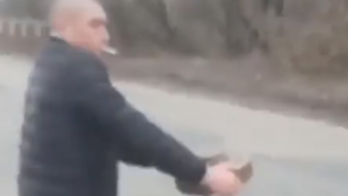 Ukrayna'da ağzında sigarayla mayın taşıyan sivil