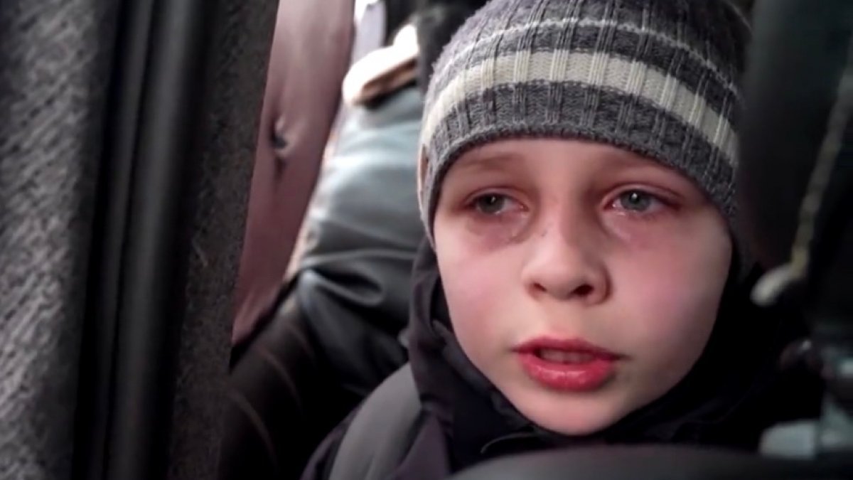 Babasından ayrılan Ukraynalı çocuğun gözyaşları