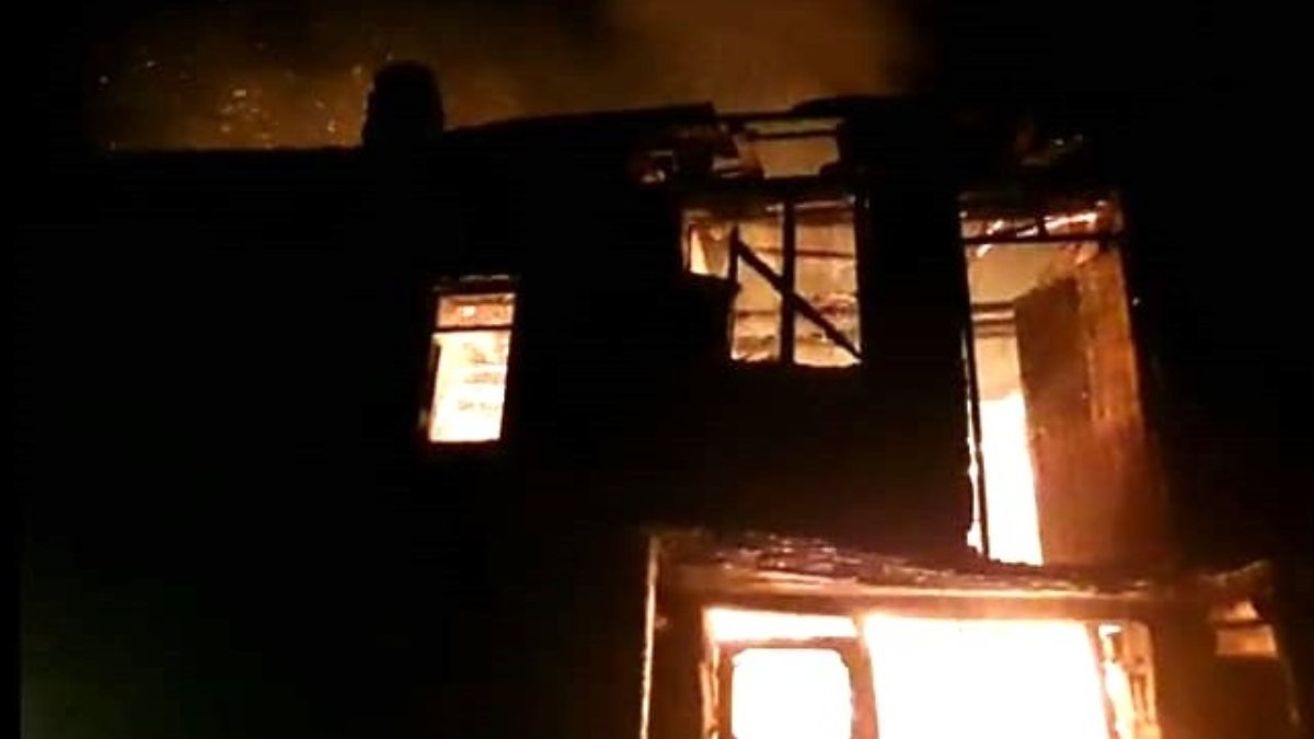 Afyonkarahisar'da 2 katlı ev alevler içinde yandı