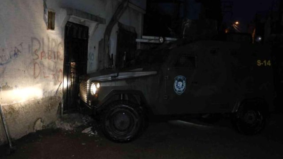 Adana’da DEAŞ operasyonu: Kapı zırhlı araçla kırıldı