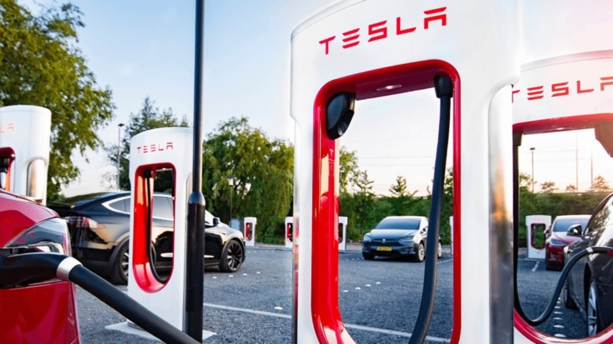 Tesla, Ukrayna'daki tüm elektrikli araçlara ücretsiz şarj sunuyor