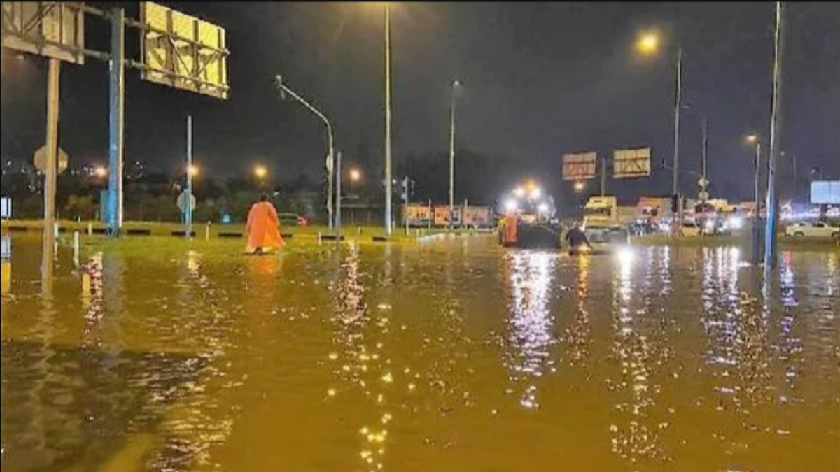 Antalya’da şiddetli yağış: 79 evi su bastı