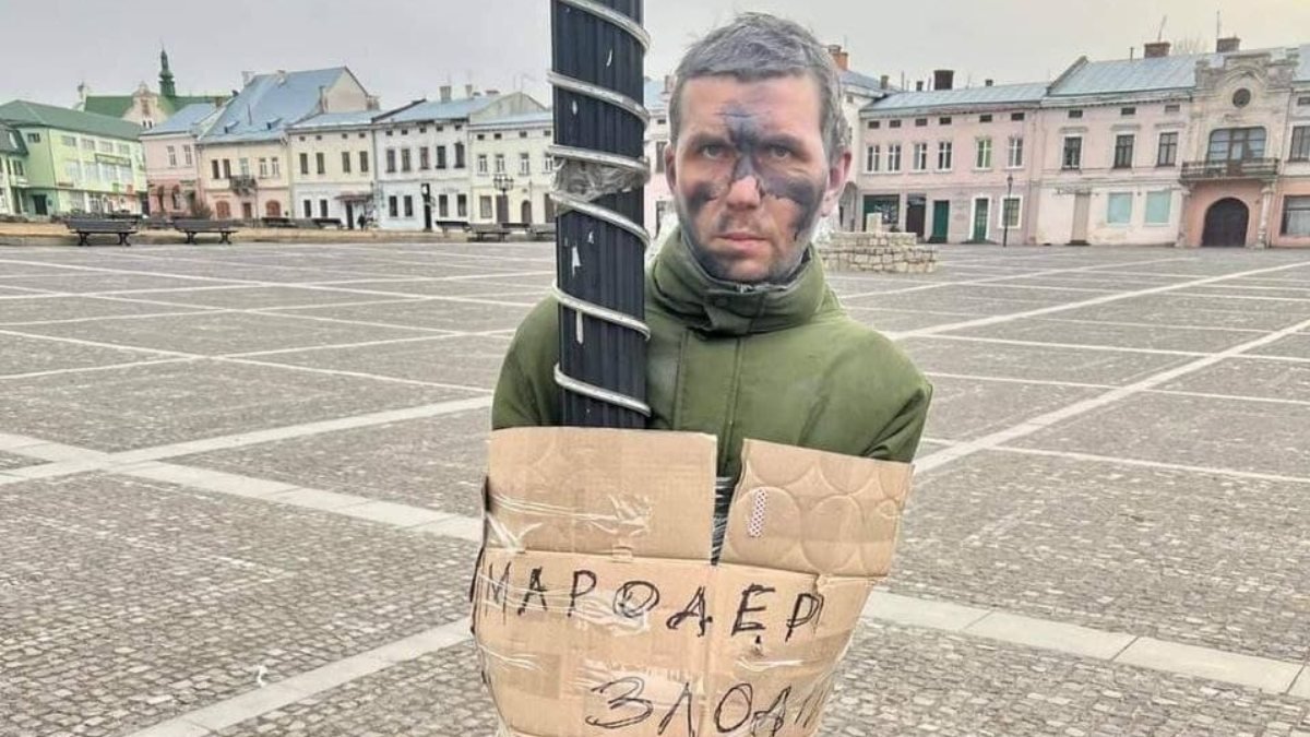 Ukrayna'da yağmacılar şehir meydanlarındaki direklere bağlanıyor