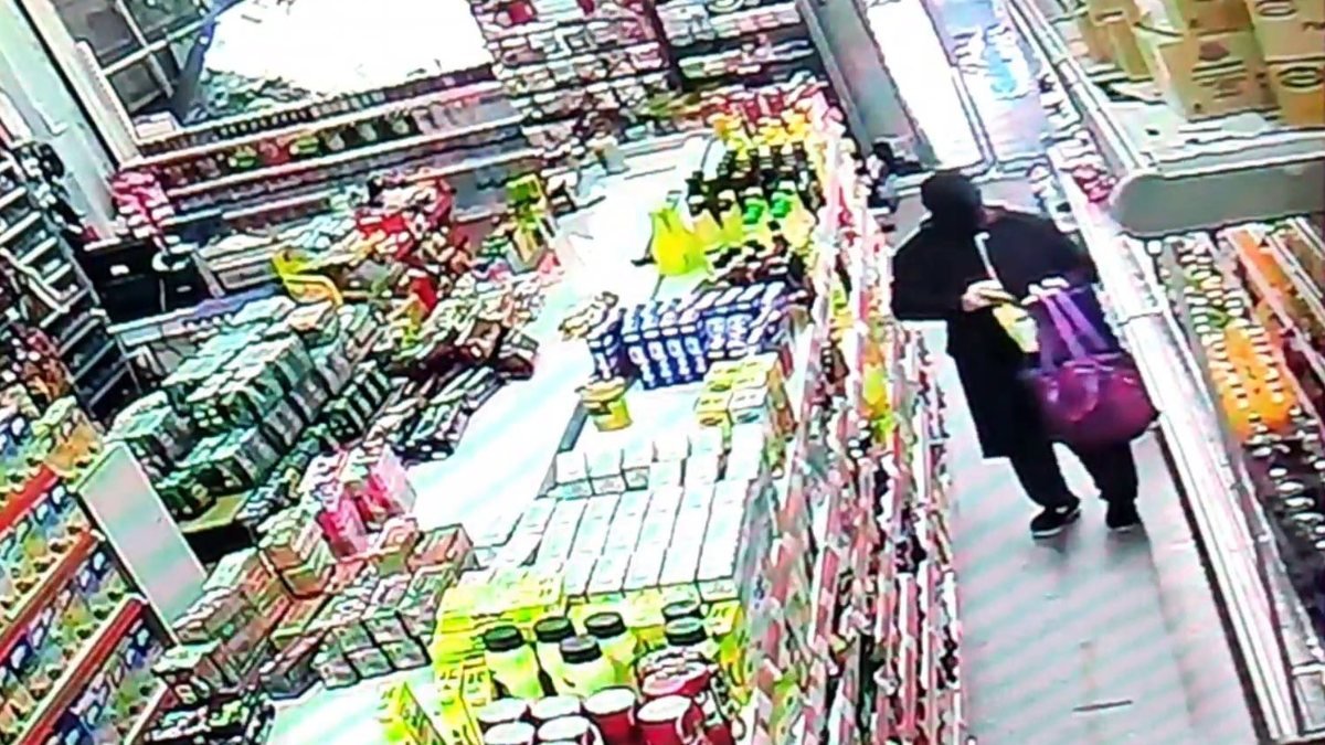 Sultangazi'deki yaşlı kadın, girdiği marketi soydu