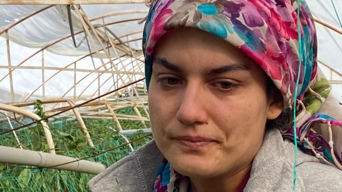 Antalya'yı hortum vurunca, serası hasar gören kadın gözyaşı döktü