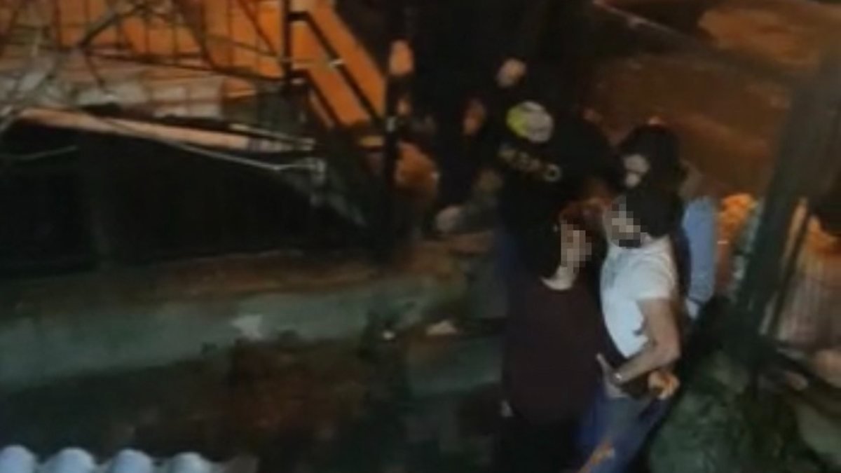 İstanbul'da alkollü şahıs kendisini uyaran kişilere döner bıçağıyla saldırdı