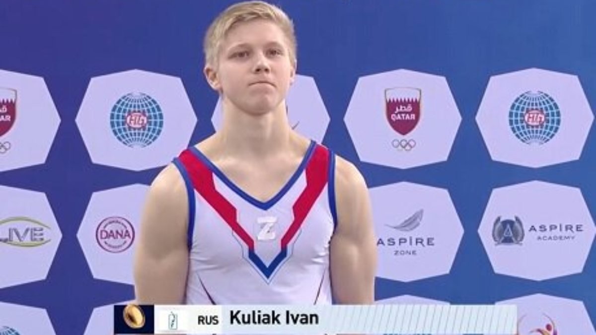 Rus sporcu, ödül törenine 'Z' yazılı mayosuyla katıldı