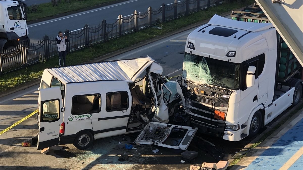 Rize'de okul servisi park halindeki tıra çarptı: 1 ölü 13 yaralı