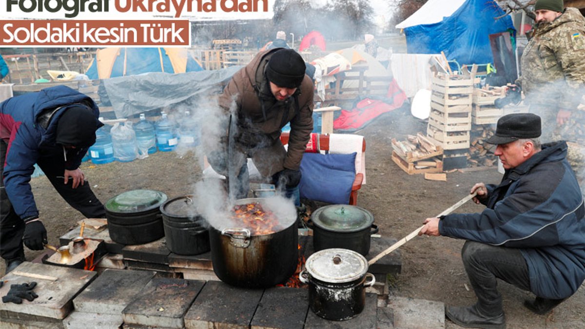 Ukrayna'da sahra mutfağı kuruldu