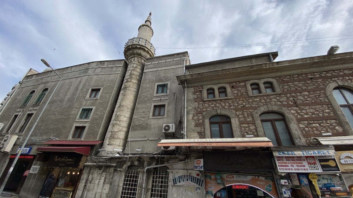 Bakırköy'deki tarihi caminin minaresi betonlaşmaya yenik düştü