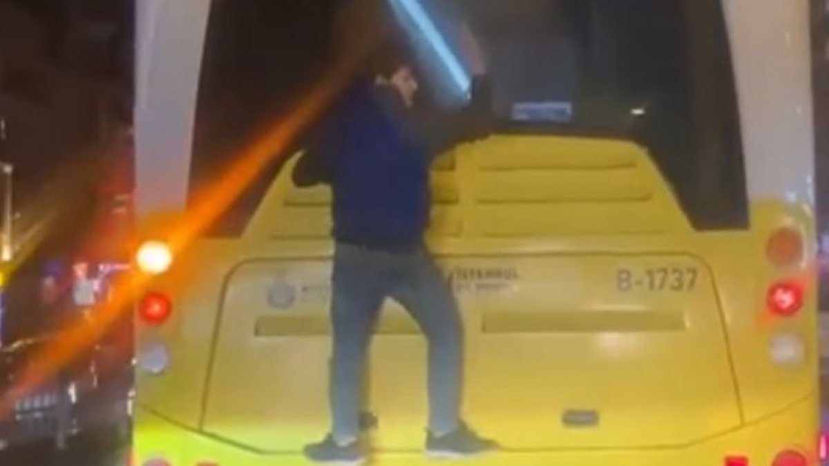 Beyoğlu'nda bir genç otobüsün arkasına asılarak yolculuk yaptı
