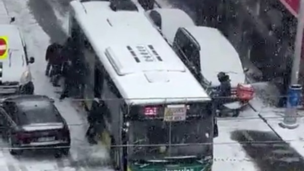 Sultangazi’de yolda kalan otobüsü yolcular itti