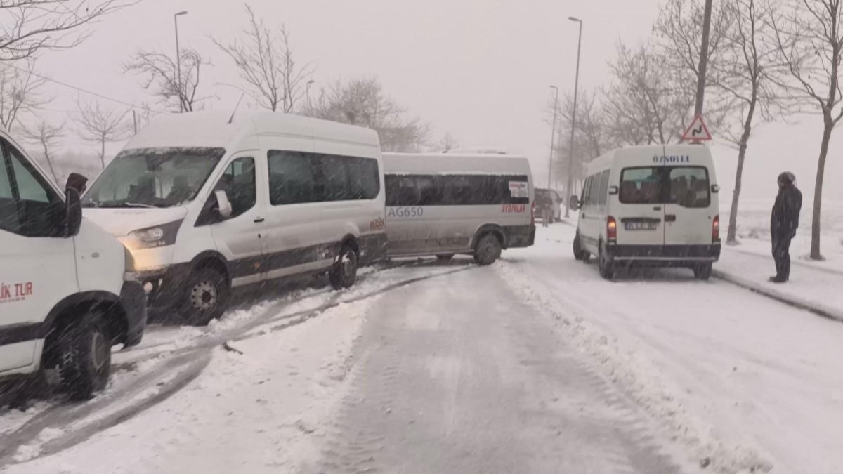İstanbul'da karlı yolda kayan servis araçları birbirine girdi
