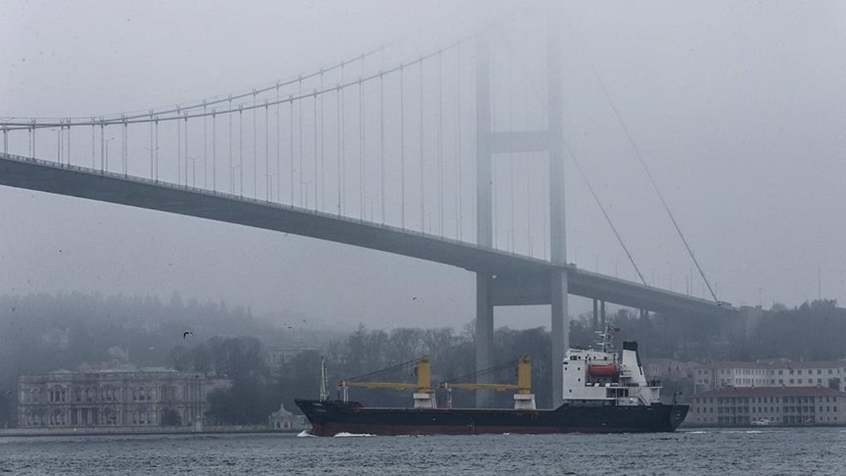 İstanbul'da gemi geçişleri çift yönlü kapatıldı