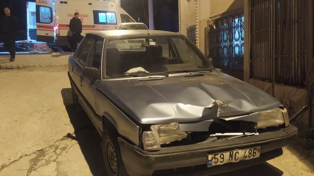 Tekirdağ'daki sürücü, evin demir kapısına çarptı