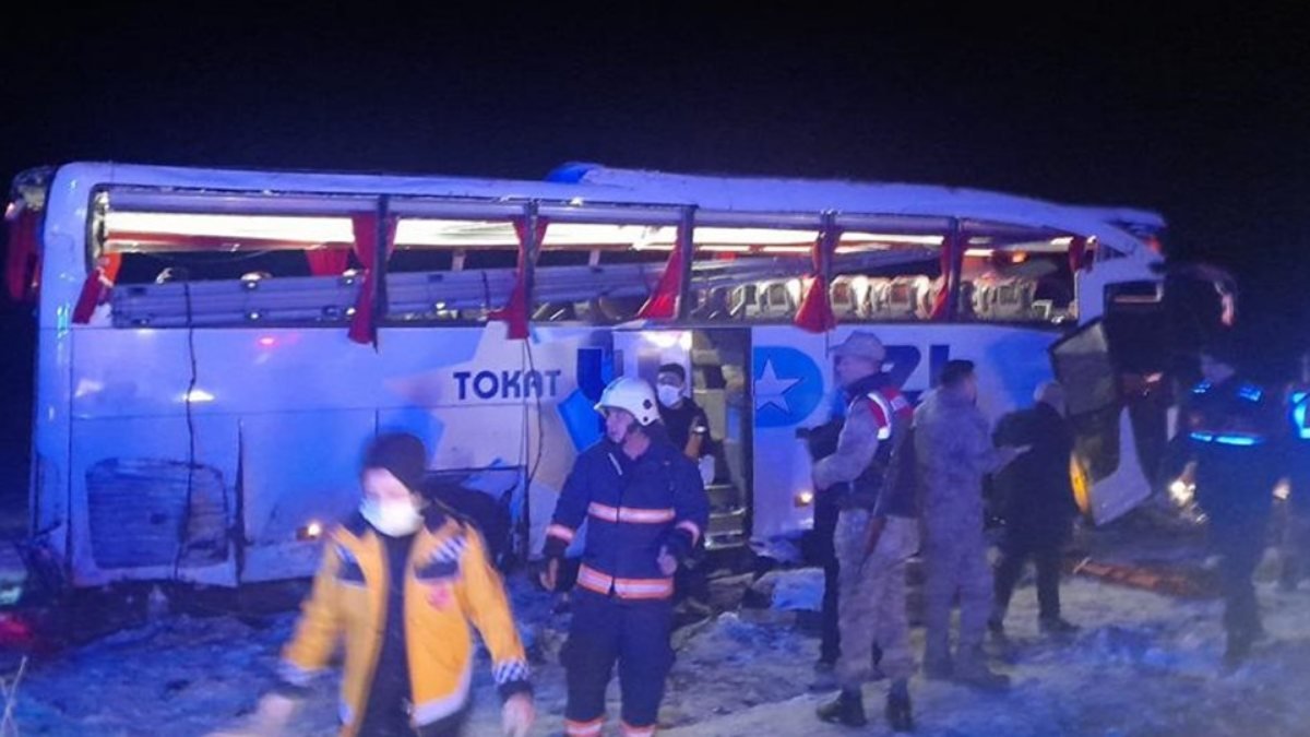 Sivas'ta yolcu otobüsü devrildi: 4'ü ağır 20 yaralı