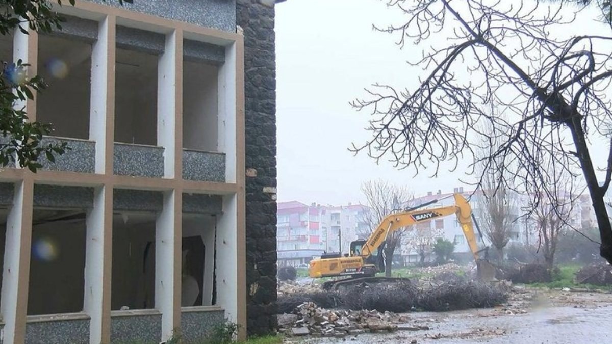 62 yıllık Buca Cezaevi'nin yıkımına başlandı