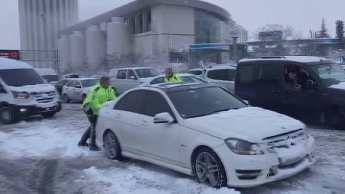 Bağcılar'da yolda kalan araçlara trafik polislerinden yardım
