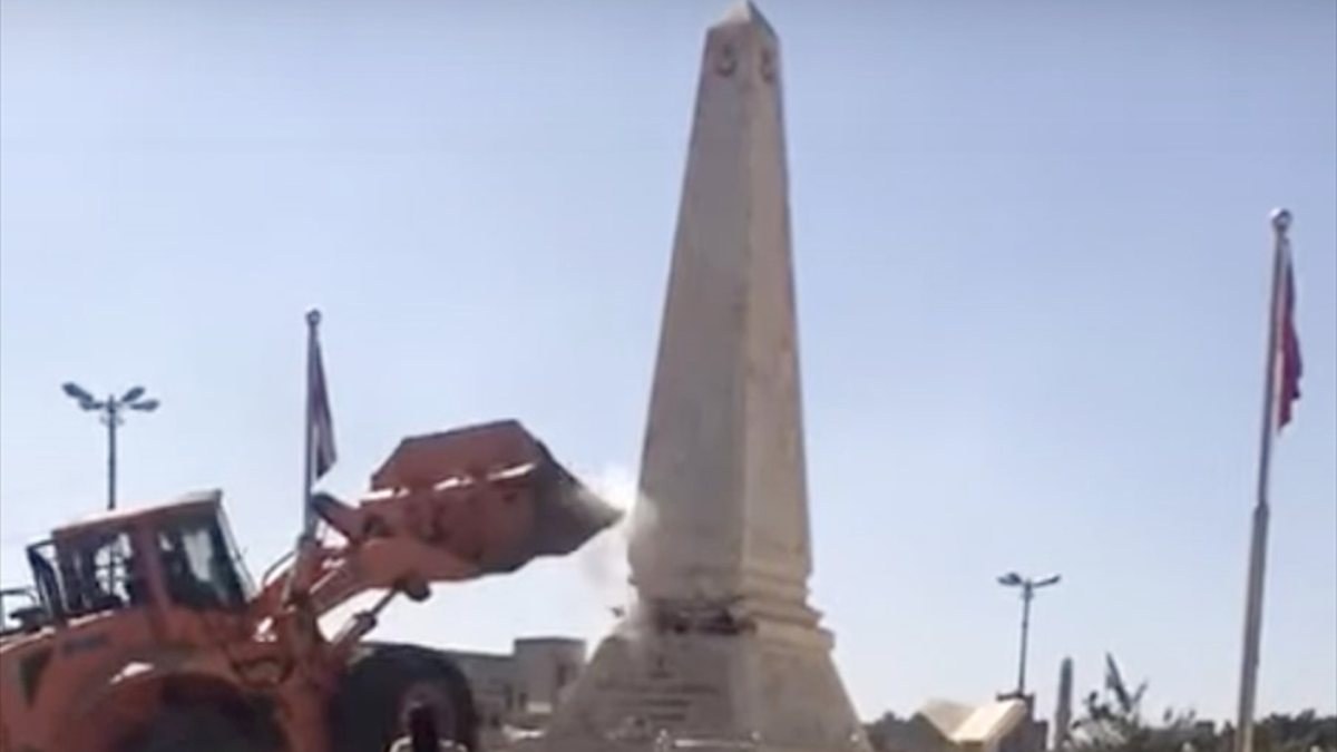 Yemen'de Husiler, Türk Şehitlik Anıtı'nı yıkmaya çalıştı