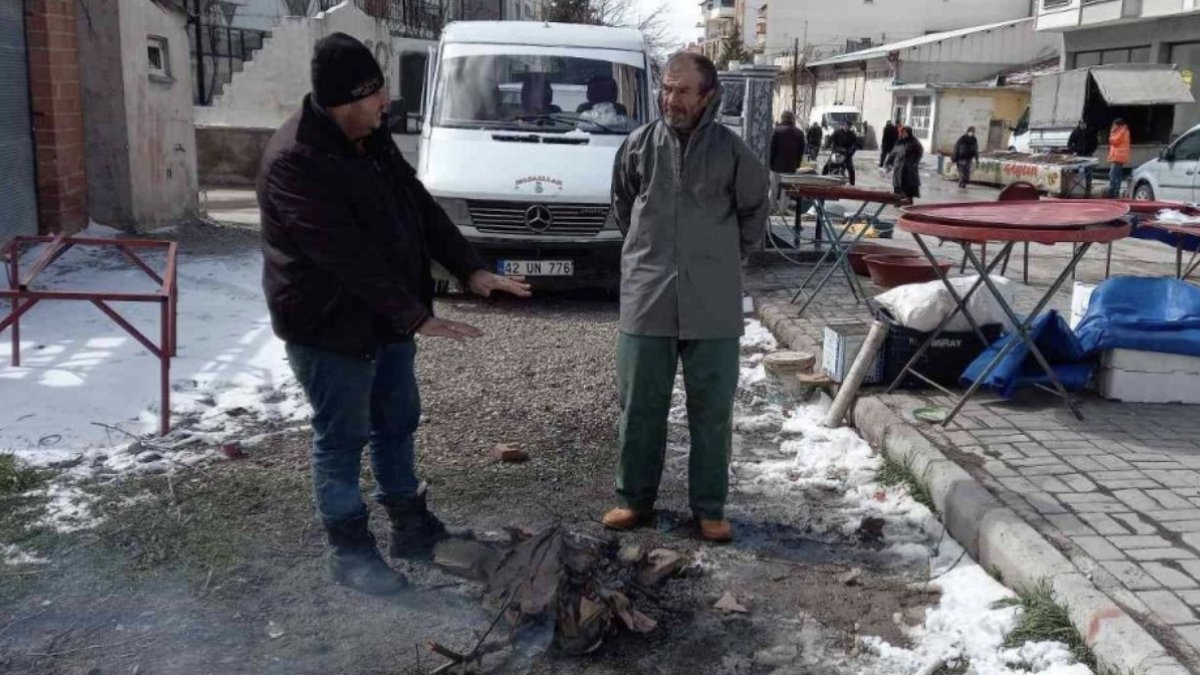 Sandıklı'da soğuk hava nedeniyle esnaf tezgah açamadı