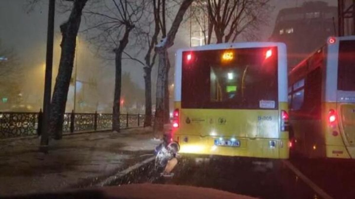 Taksim'de sokak çocukları, soğukta ısınmak için otobüs egzozuna koştu