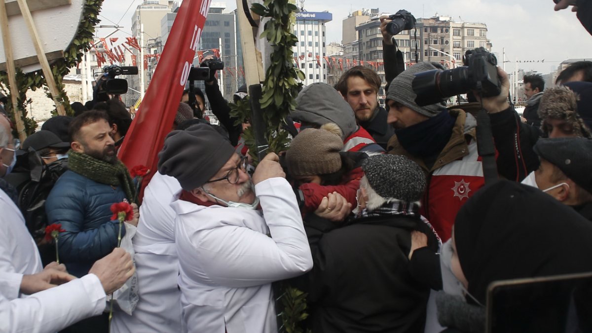 Taksim Meydanı'nda polisle doktorlar arasında arbede çıktı