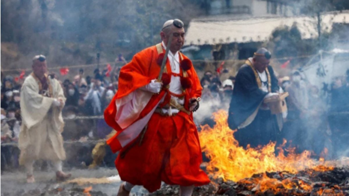 Japonya'da geleneksel ateş üzerinde yürüme festivali