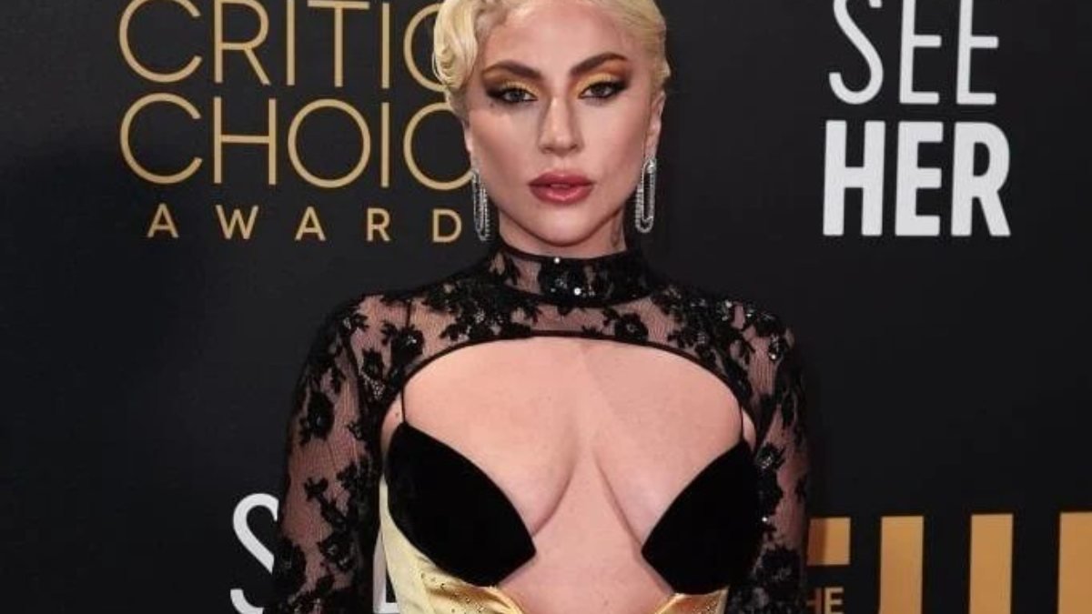 Lady Gaga'nın ilginç göğüs dekolteli elbisesi